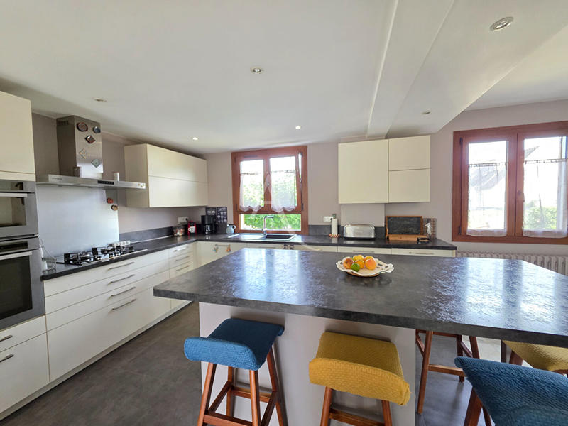 Maison - 225 m² - 8 pièces