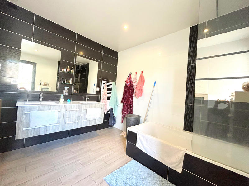 Maison - 208 m² - 9 pièces