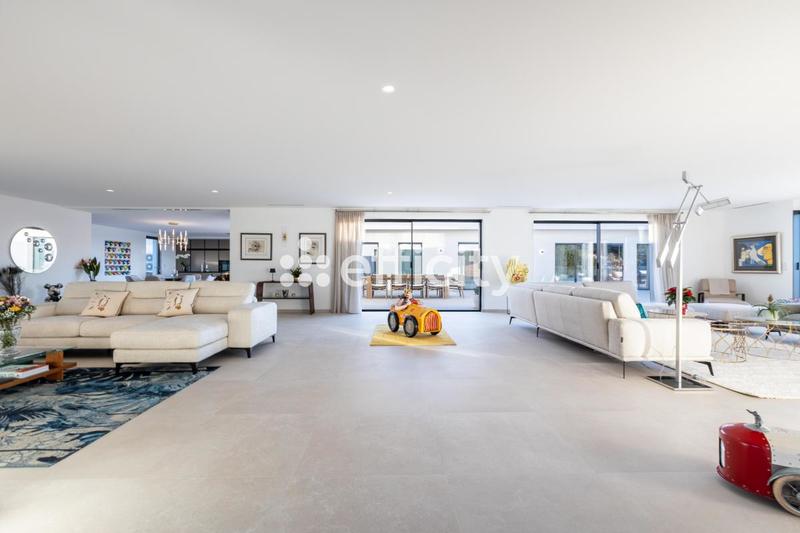 Maison - 860 m² - 14 pièces