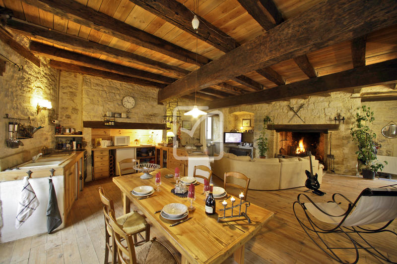 Maison - 1 100 m² - 20 pièces