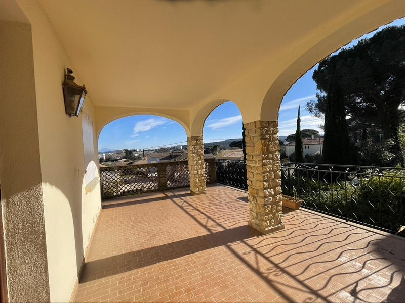 Maison - 228 m² - 9 pièces