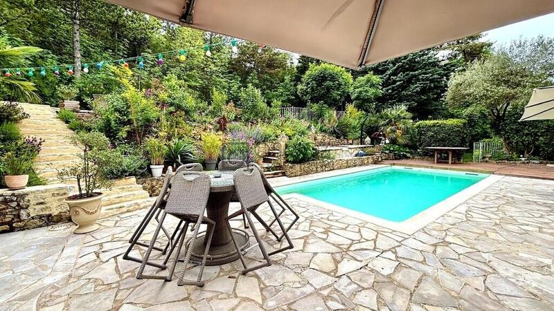 Maison - 1 400 m² - 38 pièces