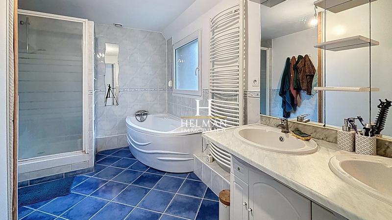 Maison - 207 m² - 7 pièces