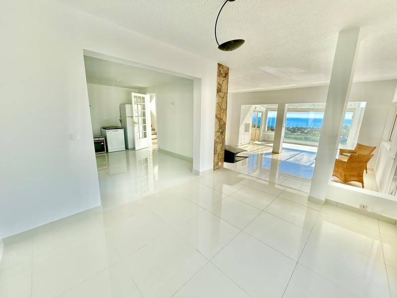 Maison - 240 m² - 8 pièces