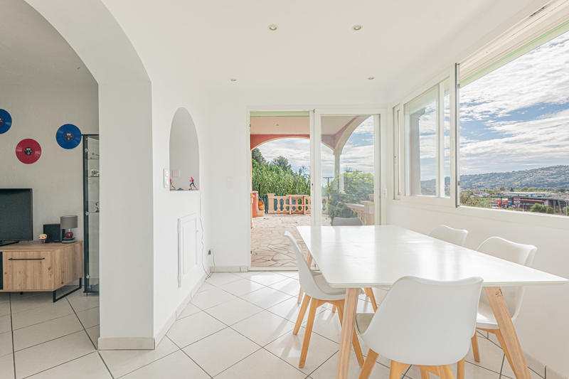 Maison - 205 m² - 9 pièces