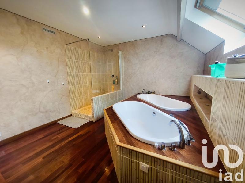 Maison - 243 m² - 7 pièces