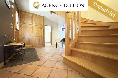 Maison traditionnelle - 220 m² - 8 pièces