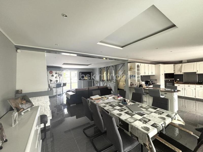 Maison traditionnelle - 170 m² - 8 pièces