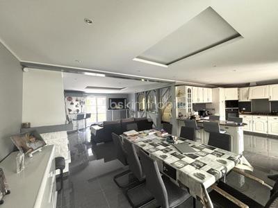 Maison traditionnelle - 170 m² - 8 pièces