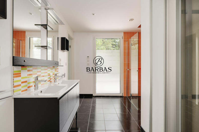 Maison - 302 m² - 10 pièces