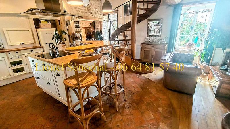 Demeure - 240 m² - 12 pièces