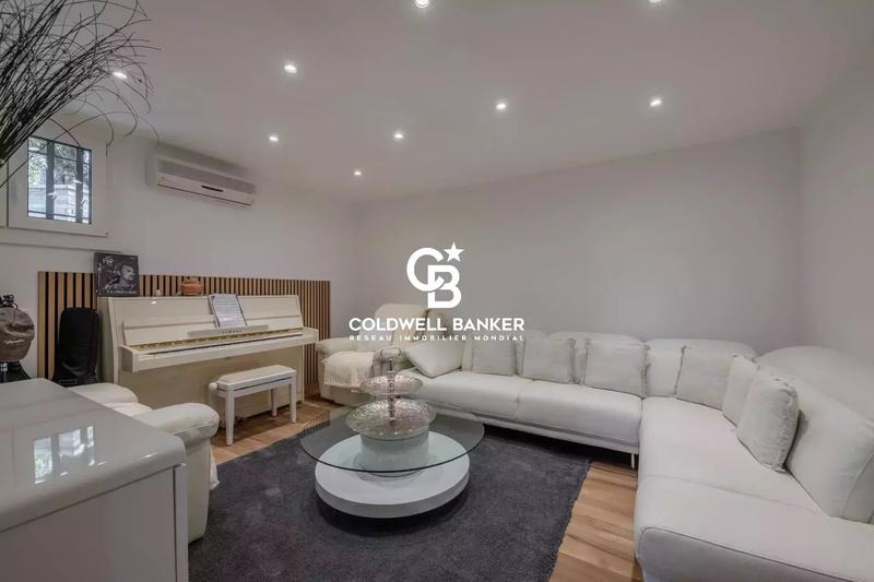 Maison - 280 m² - 10 pièces