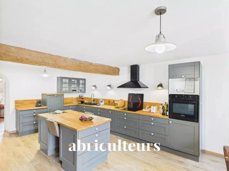 Maison - 258 m² - 12 pièces