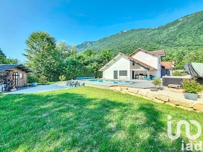 Maison - 198 m² - 9 pièces