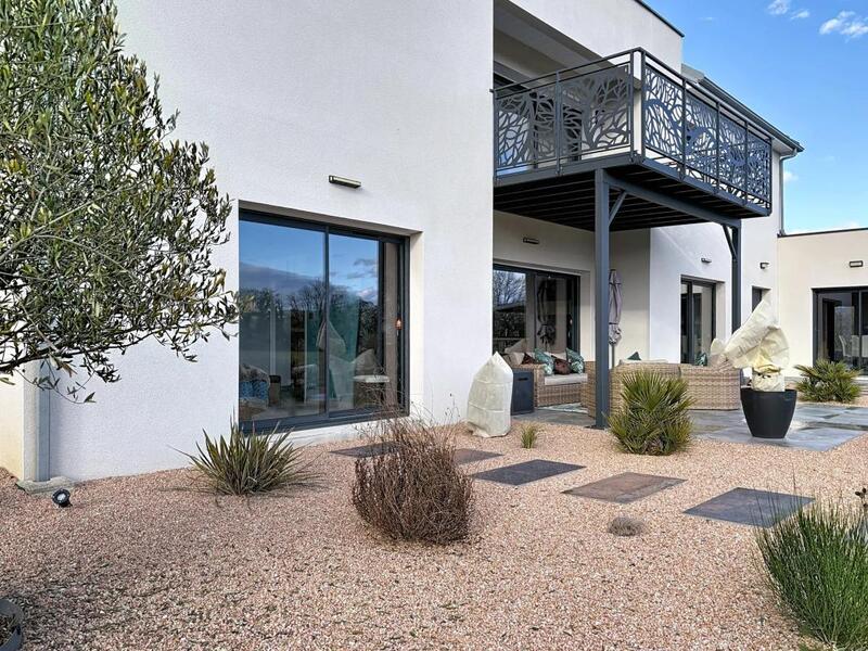 Maison - 260 m² - 10 pièces