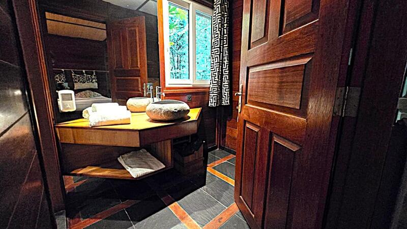 Local commercial - 1 353 m² - 20 pièces