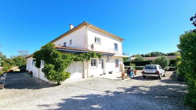 Maison - 218 m² - 9 pièces