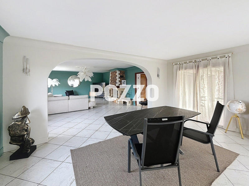 Maison - 275 m² - 11 pièces