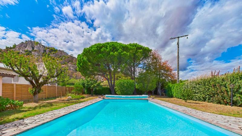 Maison - 207 m² - 7 pièces