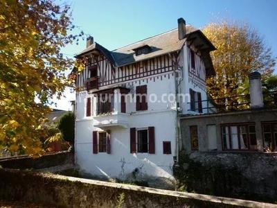 Maison - 270 m² - 12 pièces