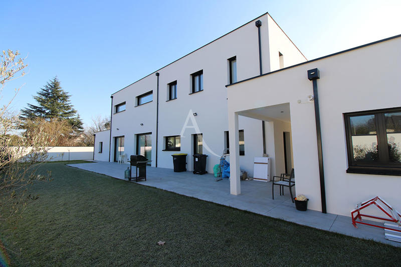 Maison - 330 m² - 11 pièces