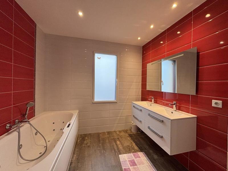 Maison - 222 m² - 5 pièces