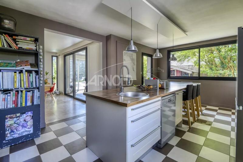 Maison - 327 m² - 15 pièces