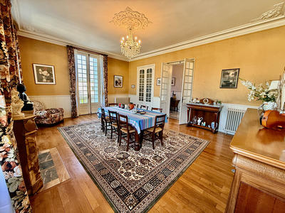 Maison - 360 m² - 10 pièces