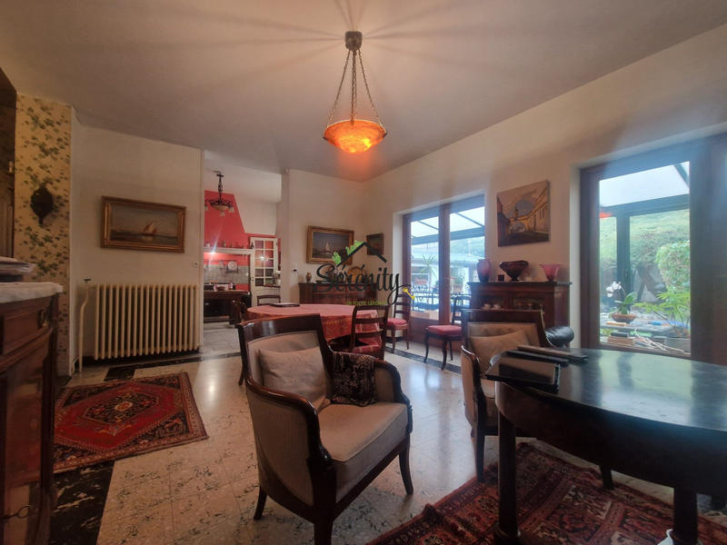 Maison - 243 m² - 8 pièces