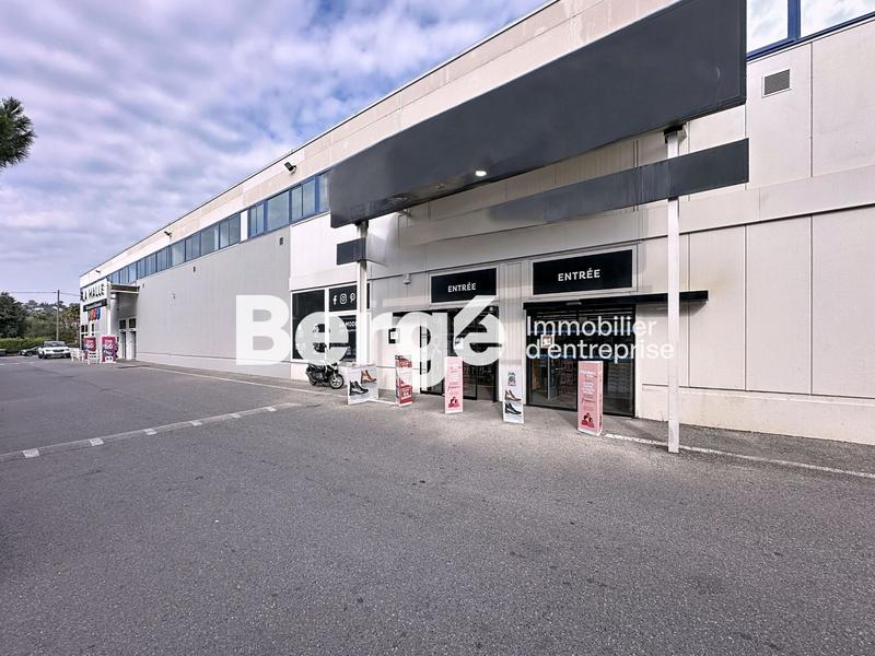 Local commercial - 912 m²