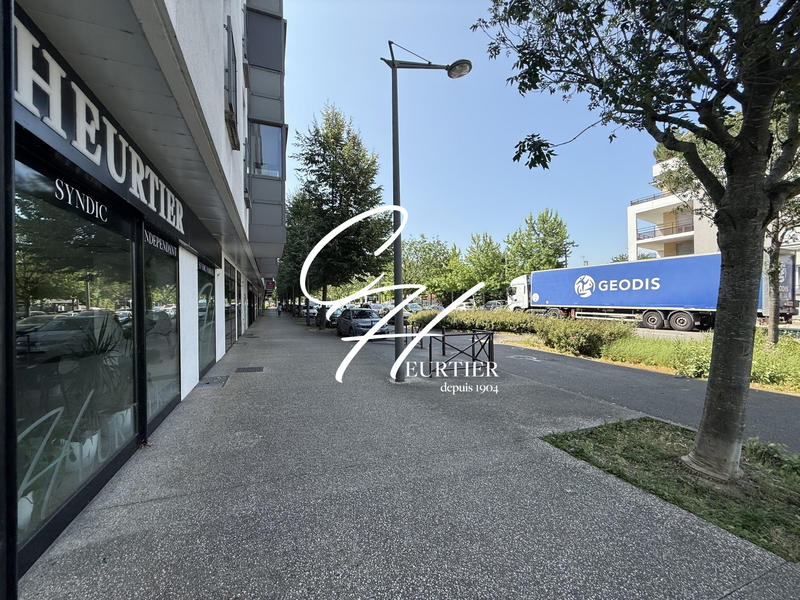 Local commercial - 334 m² - 14 pièces