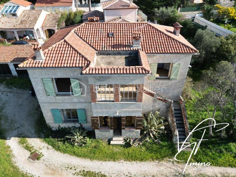 Maison - 202 m² - 9 pièces