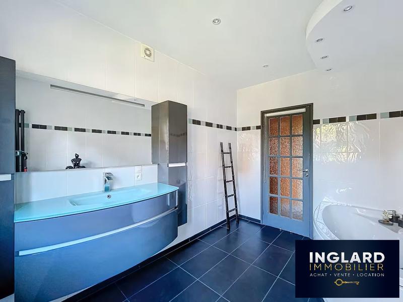 Maison - 243 m² - 10 pièces