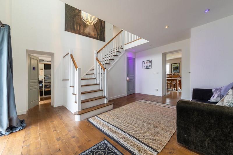 Propriété - 256 m² - 6 pièces