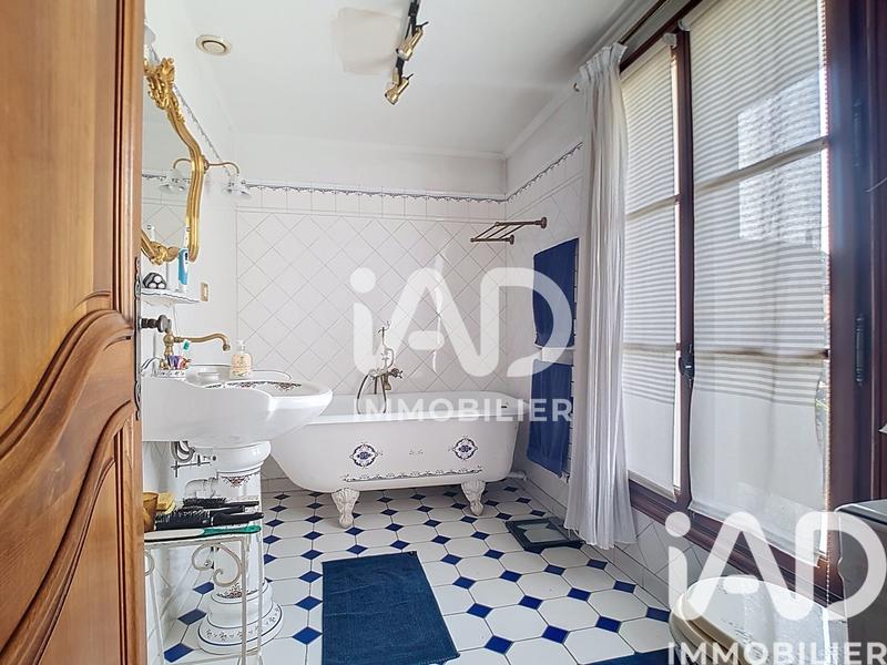 Maison - 239 m² - 7 pièces