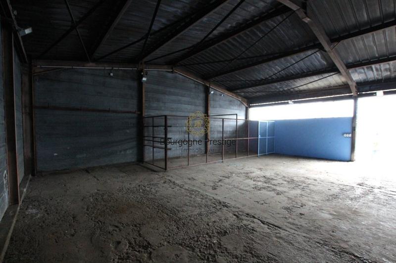 Local d'activité / Entrepôt - 143 m²