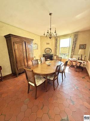 Maison - 280 m² - 10 pièces