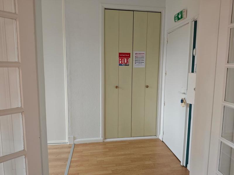 Bureau - 96 m² - 6 pièces