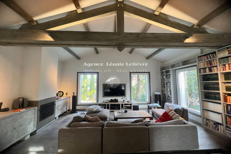 Maison - 273 m² - 9 pièces