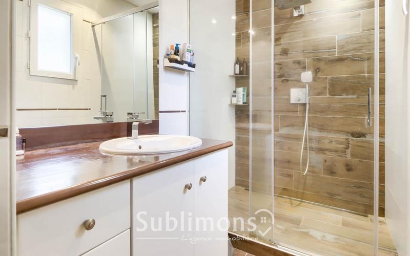 Maison traditionnelle - 246 m² - 8 pièces