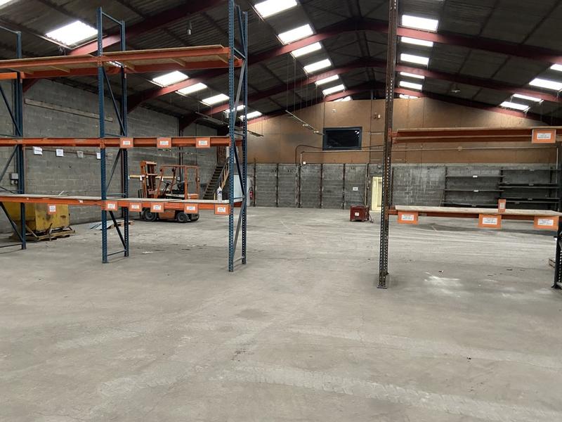Local d'activité / Entrepôt - 900 m²