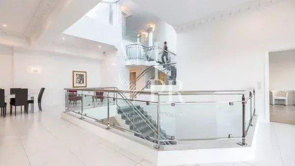 Propriété - 495 m² - 8 pièces