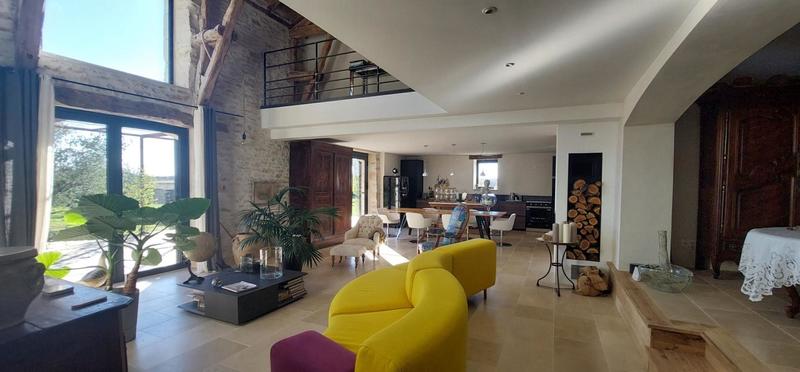 Propriété - 260 m² - 6 pièces