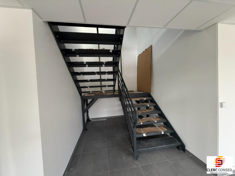 Local d'activités - 221 m²