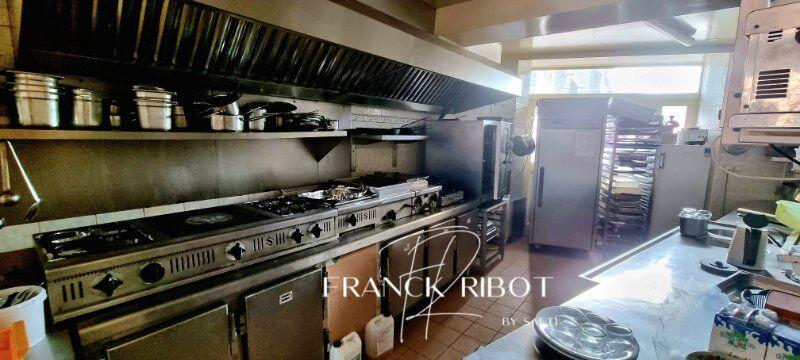 Local commercial - 738 m² - 37 pièces