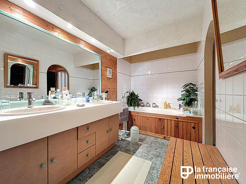 Maison - 249 m² - 8 pièces