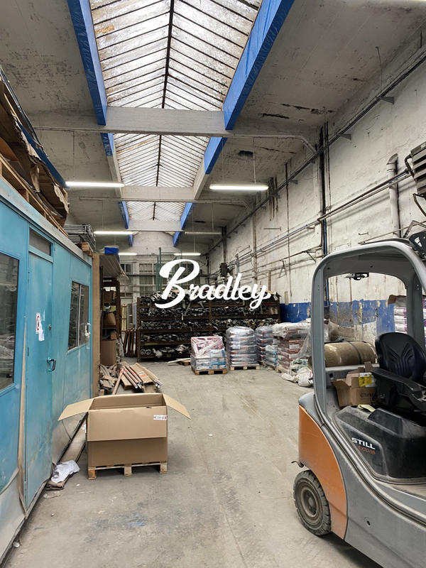 Local d'activités - 2 500 m²