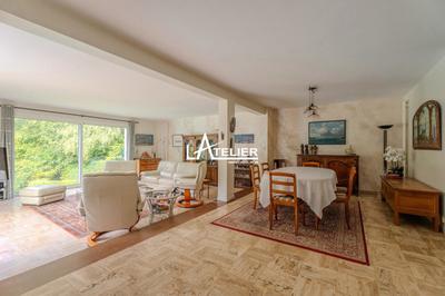 Maison - 230 m² - 8 pièces