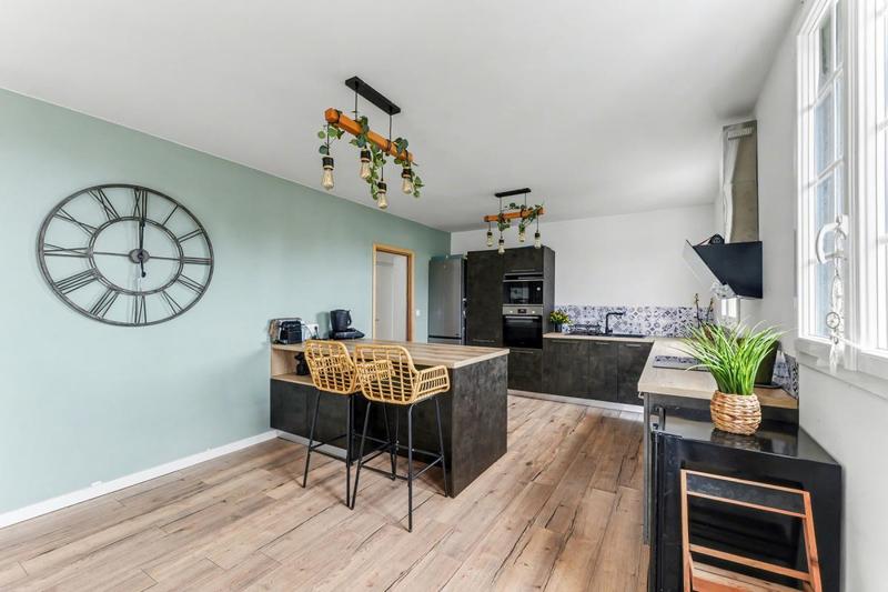 Maison - 235 m² - 7 pièces