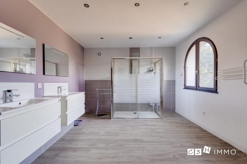 Maison - 218 m² - 7 pièces